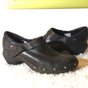 Merrell black distressed leather clogs